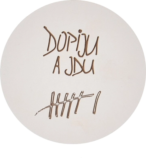 Posavasos de madera con el motivo «Dopiju čárky»