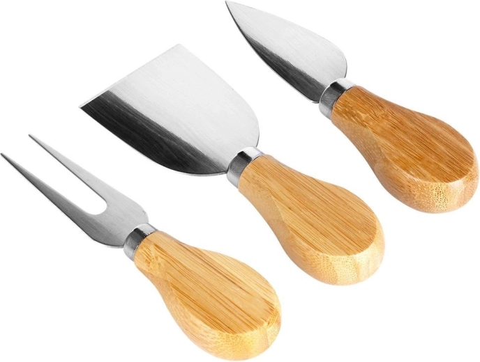 Tres utensilios de acero inoxidable para distintos tipos de queso