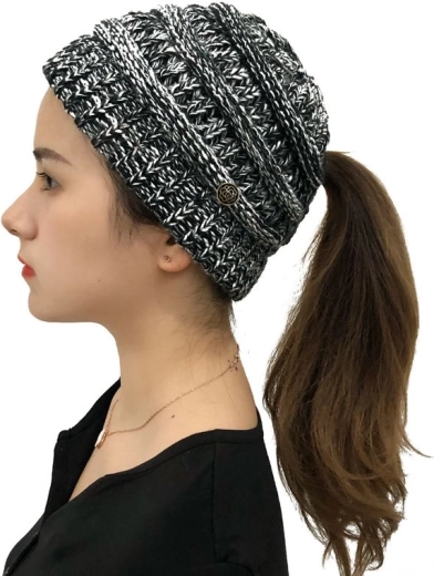 Gorro de invierno con abertura para coleta – blanco y negro