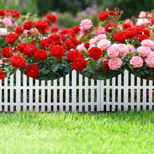 Bordillo de plástico blanco para jardín alrededor de las flores