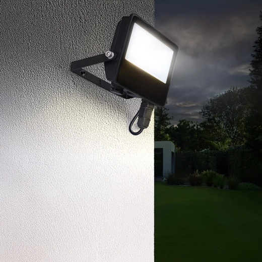 Amplio haz de luz y montaje rápido