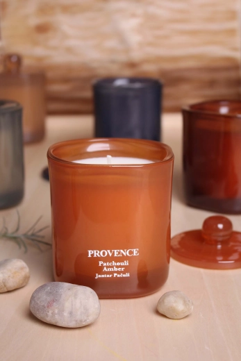 Vela aromática en vaso Provence pachulí y ámbar 25 horas
