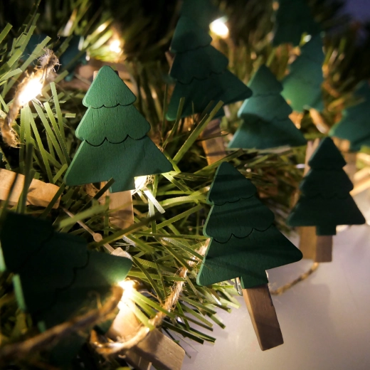 Guirnalda luminosa LED a pilas con pinzas de madera en forma de arbolitos