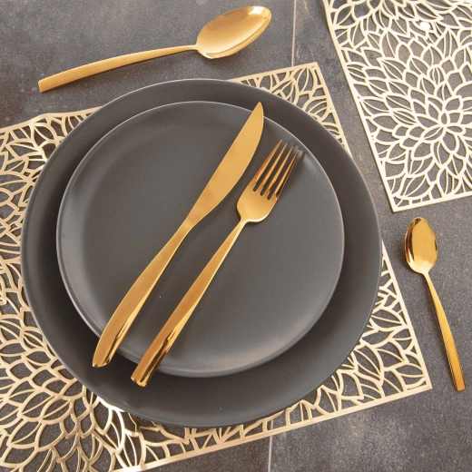 Diseño dorado para una mesa festiva y moderna