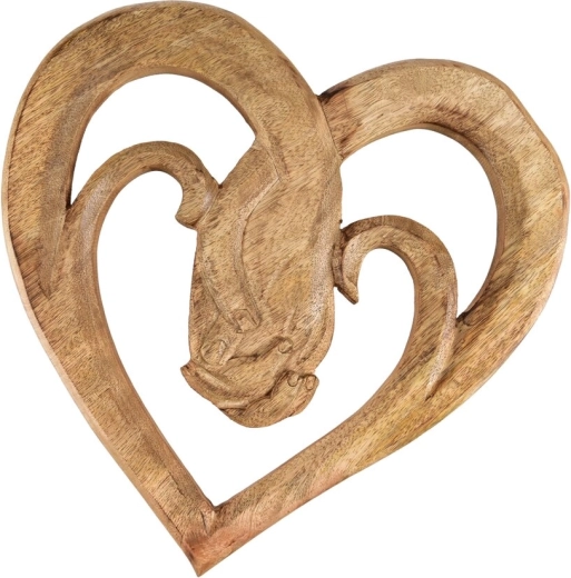 Decoración de corazón de madera de mango en manos