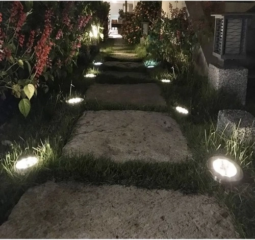 Iluminación con estilo para caminos de jardín