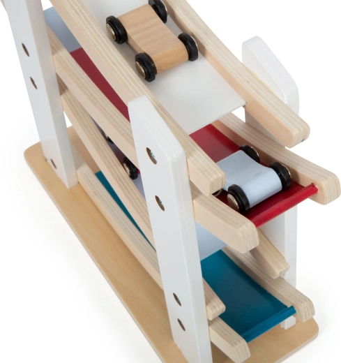 Cuatro cochecitos de colores en el paquete