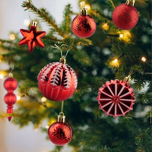 Adornos variados para un árbol festivo