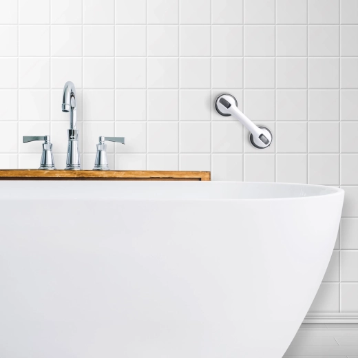 Práctico apoyo junto a la bañera y en la ducha