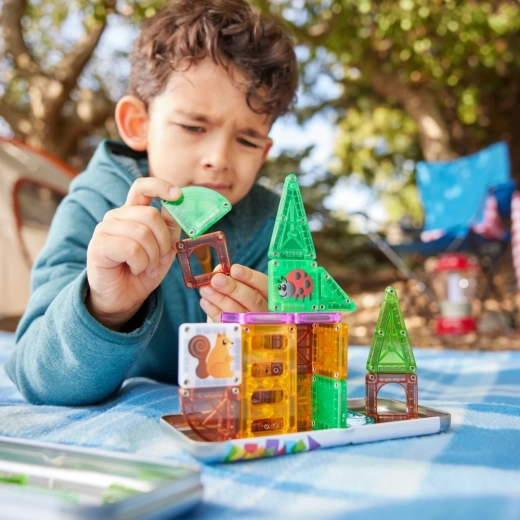Construcción creativa con piezas magnéticas en 2D y 3D