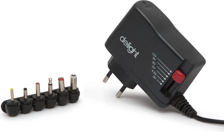 Adaptador de alimentación universal con conectores intercambiables