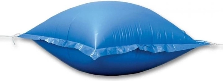 Cojín inflable bajo la lona de cubierta de la piscina