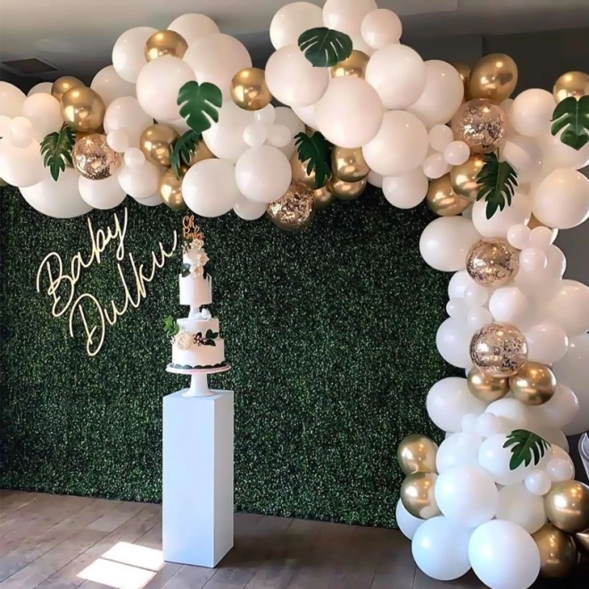 Guirnalda de globos blanca y dorada con hojas