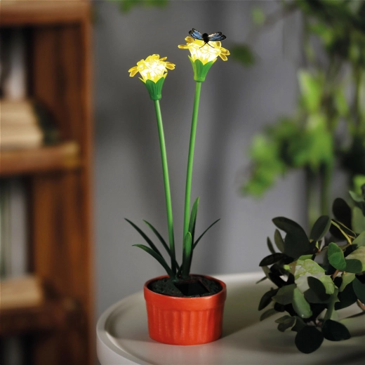 Flor solar amarilla con iluminación LED blanca cálida