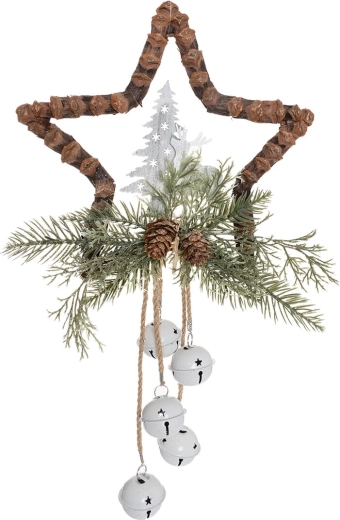 Decoración navideña colgante en forma de estrella con ramas de pino, piñas y cascabeles