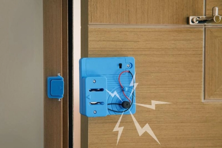 Alarma fuerte al abrir la puerta