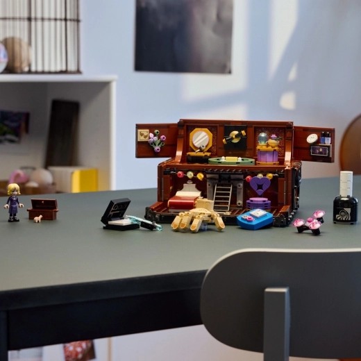 Personajes Thing y Enid para escenas icónicas