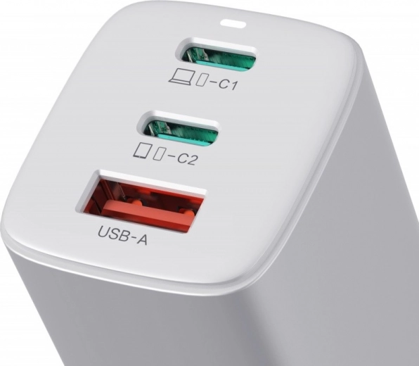 3 puertos: 2× USB‑C + 1× USB‑A