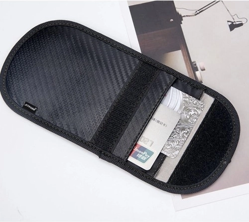 Dos bolsillos para llaves y tarjetas