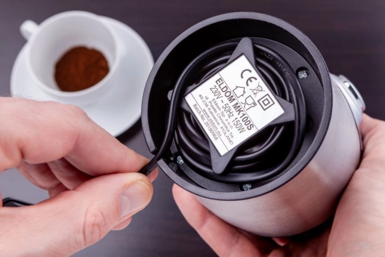 Almacenamiento práctico del cable y patas antideslizantes