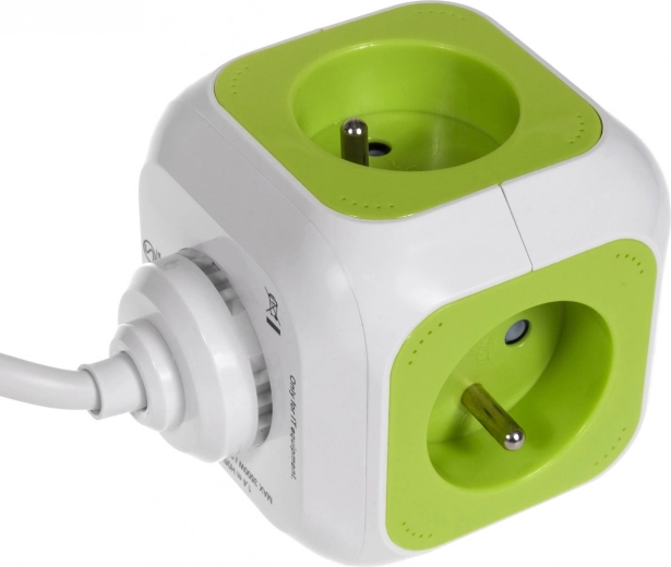 Cuatro tomas con toma de tierra en un cubo compacto