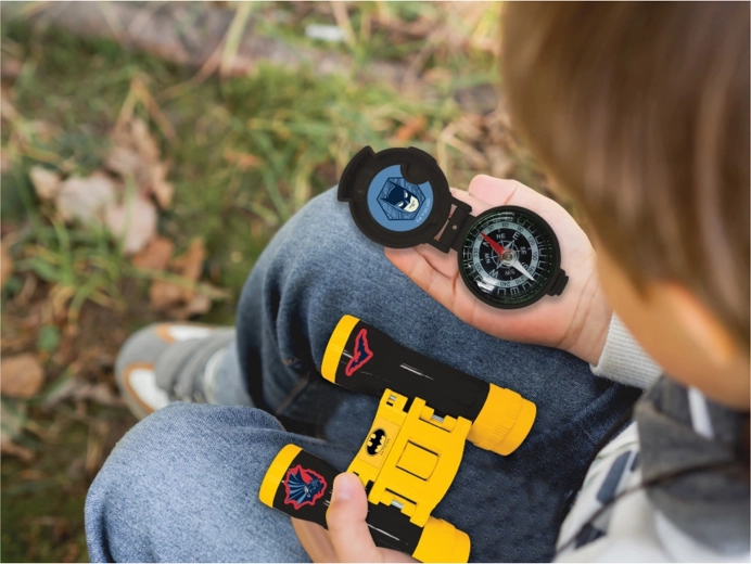 Equipamiento de explorador: prismáticos y brújula