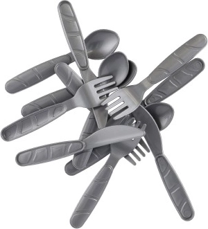 Platos y cubiertos para un servicio completo