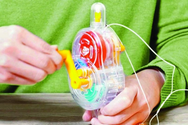 Bombilla transparente con engranajes de colores