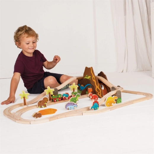 Variadas figuras de dinosaurios y tren