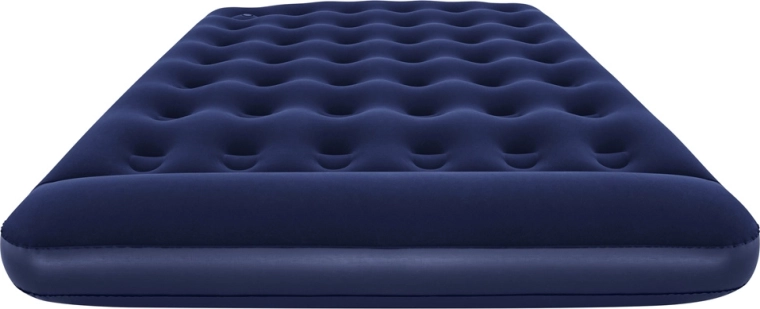 Amplia cama doble para un sueño confortable