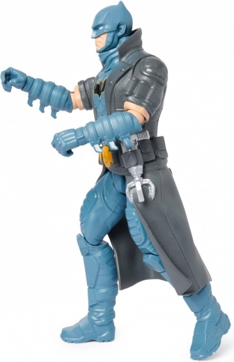 Armadura detallada y capa icónica