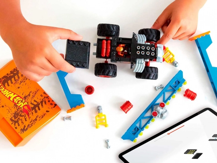 Construye y conduce: 151 piezas para coche y rampa