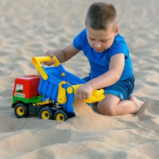 Diversión en la arena y en el jardín