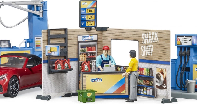 Estación de servicio realista con tienda de snacks