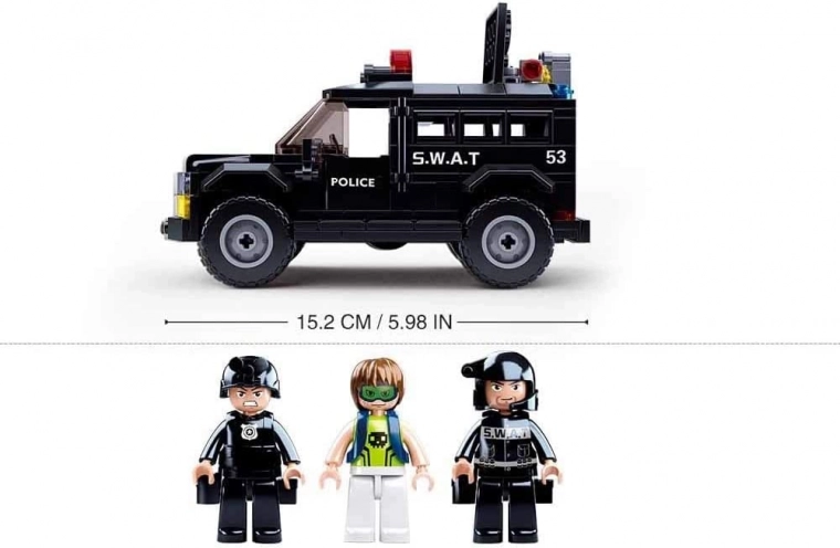 Tres figuras y abundantes accesorios