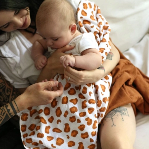 Dimensiones generosas 120 × 120 cm para uso universal