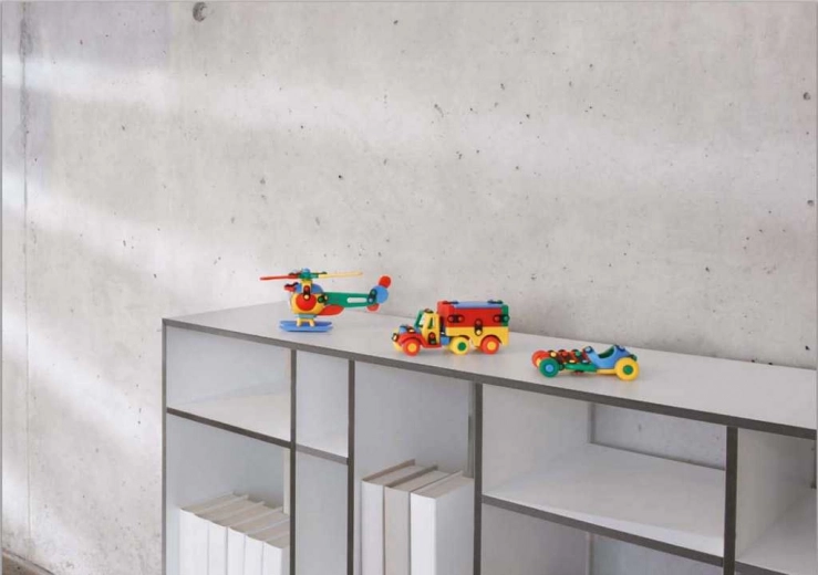 Modelo colorido que luce incluso en la estantería