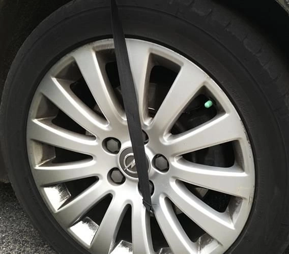 Fijación firme y rápida con correas y ganchos