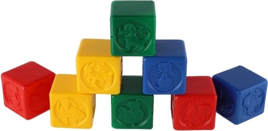 Construcción creativa con bloques de colores