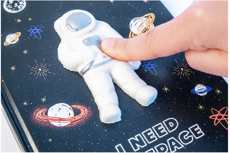 Suave astronauta 3D squishy en la portada