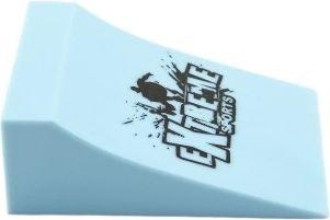 Mini patinaje realista en rampa