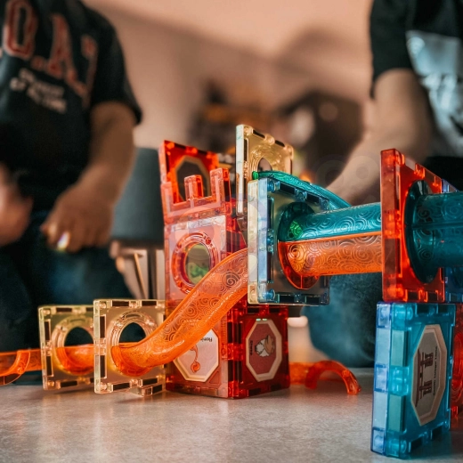 Pista de canicas luminosa que encanta