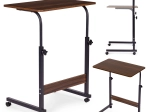 Mesa auxiliar móvil para portátil junto al sofá y sillón en acabado nogal oscuro ModernHome